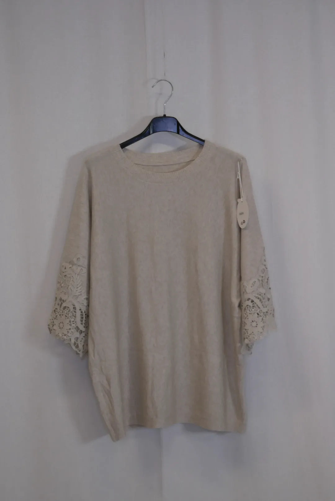 Neule pitsihihoilla Lola