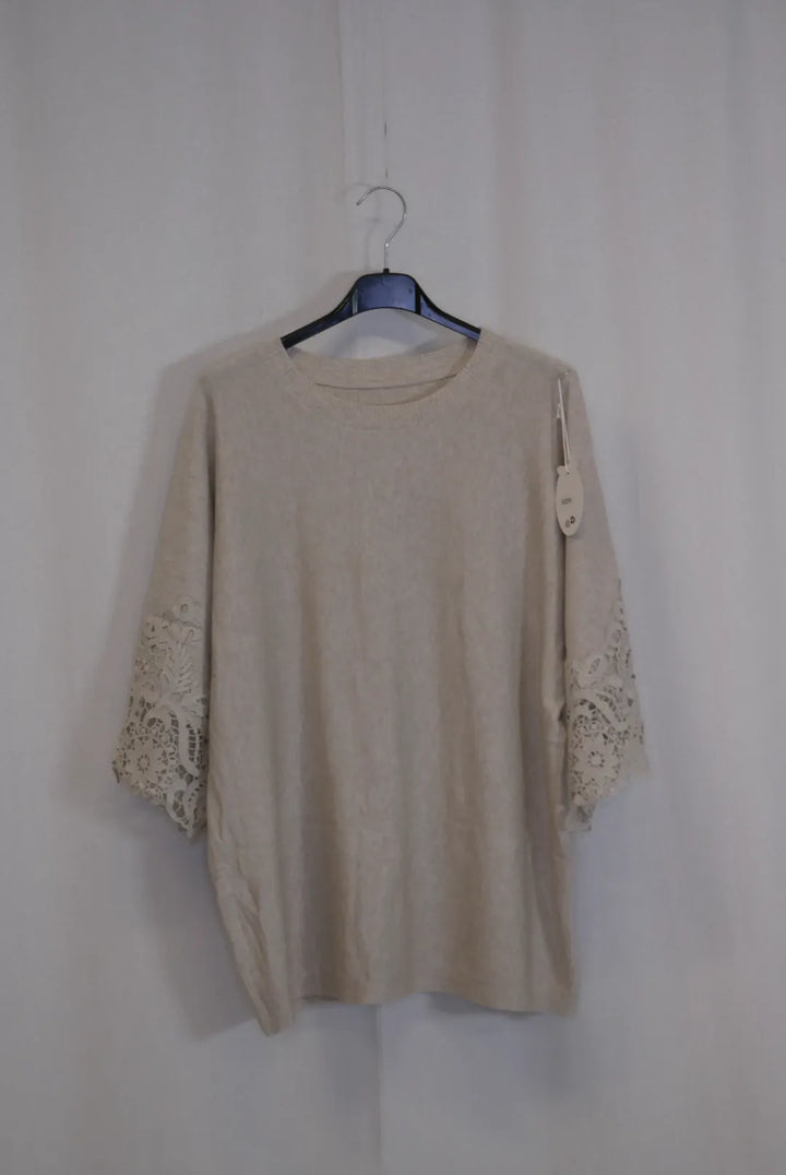 Neule pitsihihoilla Lola