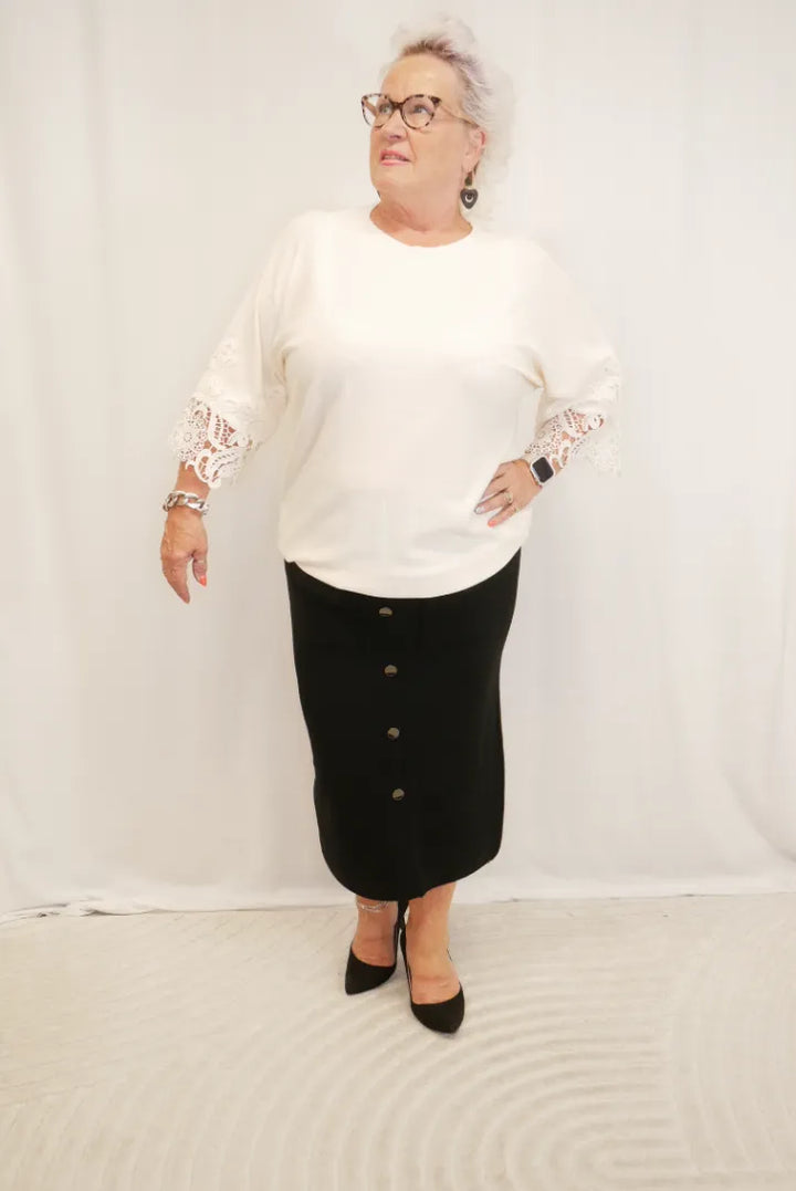 Neule pitsihihoilla Lola