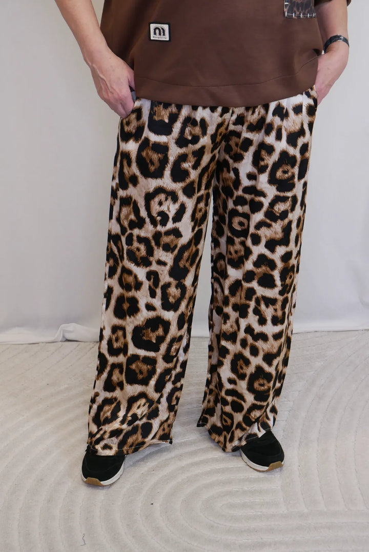 Leveälahkeiset housut 38-42 Nea