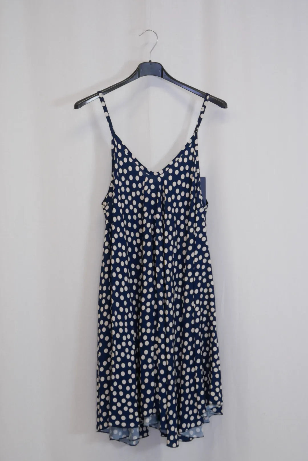 Hihaton mekko pallokuviolla Eevi