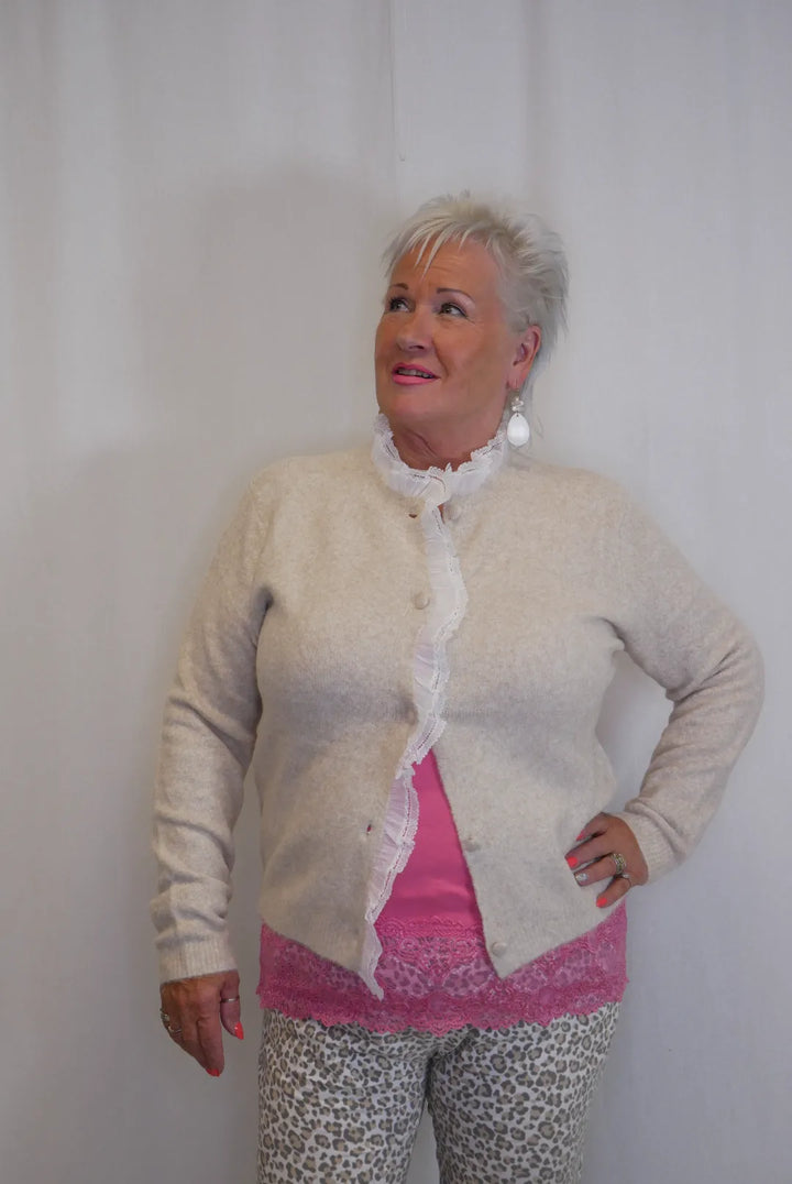 Neuletakki pitsillä Eerika