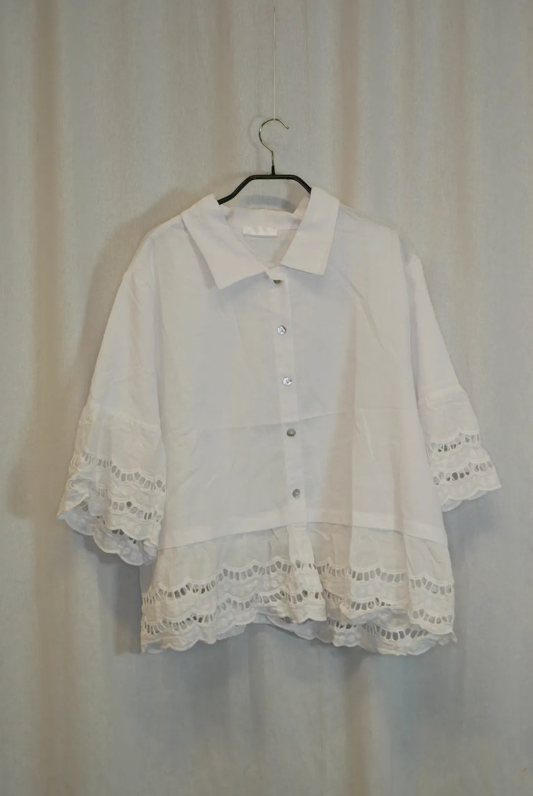 Paita napeilla Rebekka