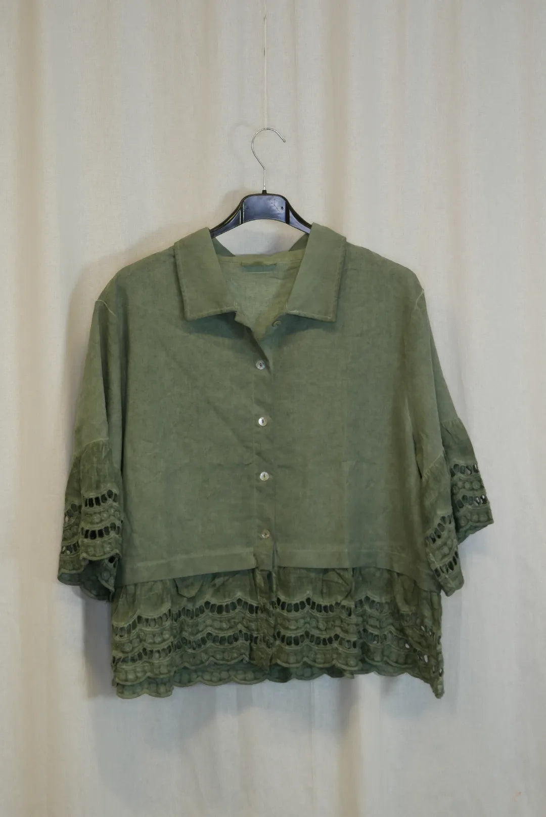 Paita napeilla Rebekka