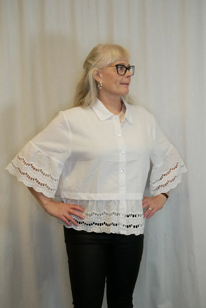 Paita napeilla Rebekka