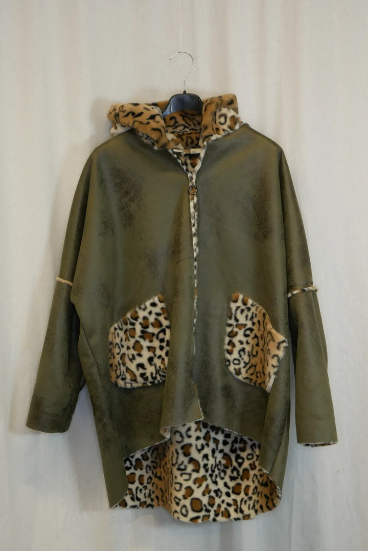 Keinonahkainen takki leovuorella Säde