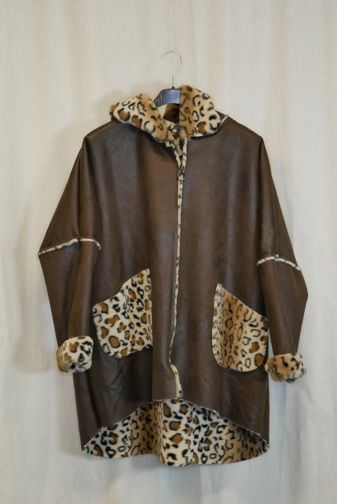 Keinonahkainen takki leovuorella Säde