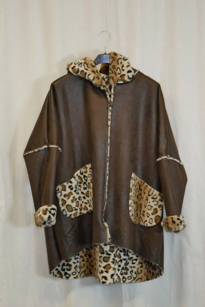 Keinonahkainen takki leovuorella Säde