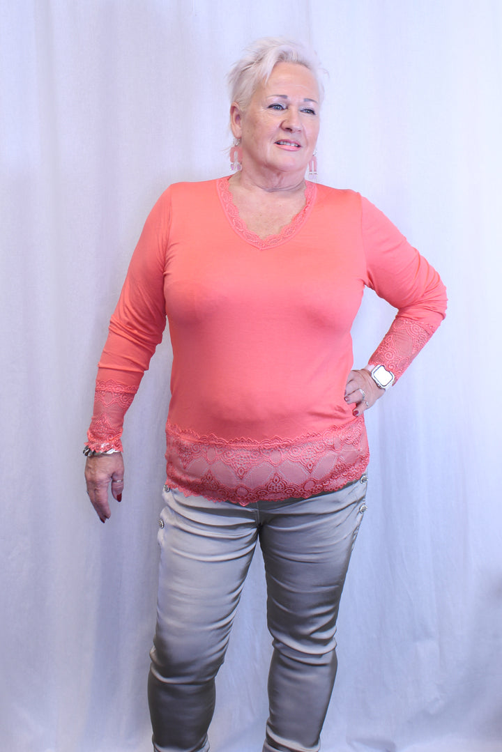 Pukeutumispaita pitsillä 40-44 Seela