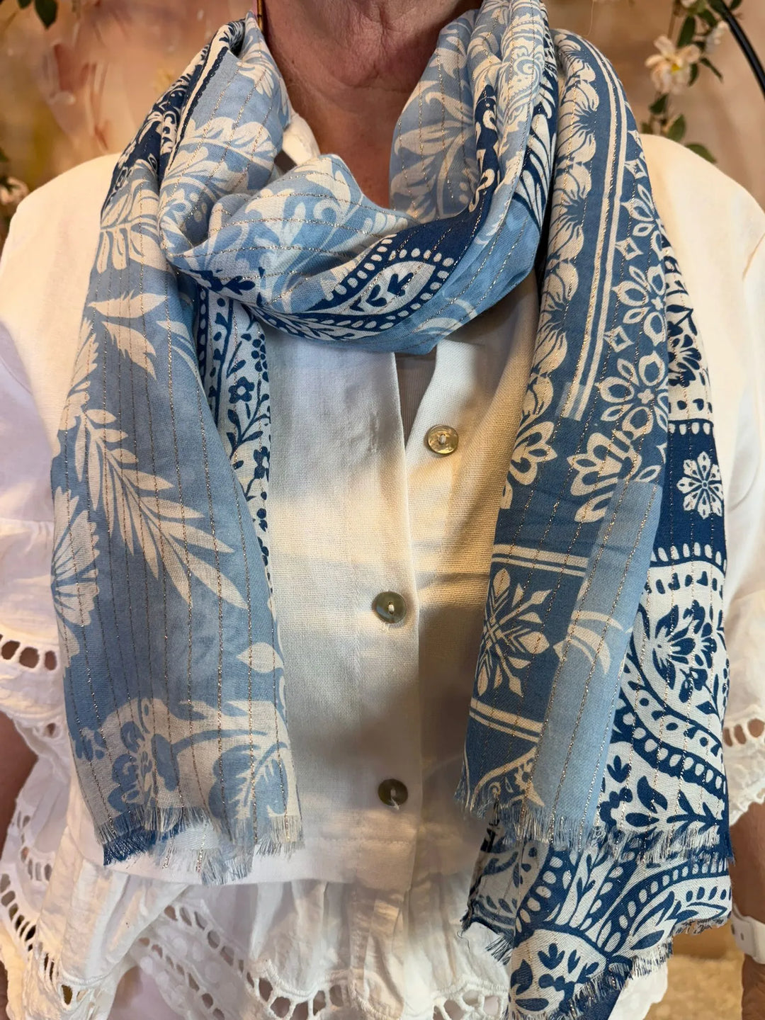 Huivi kuviolla - Orvokki