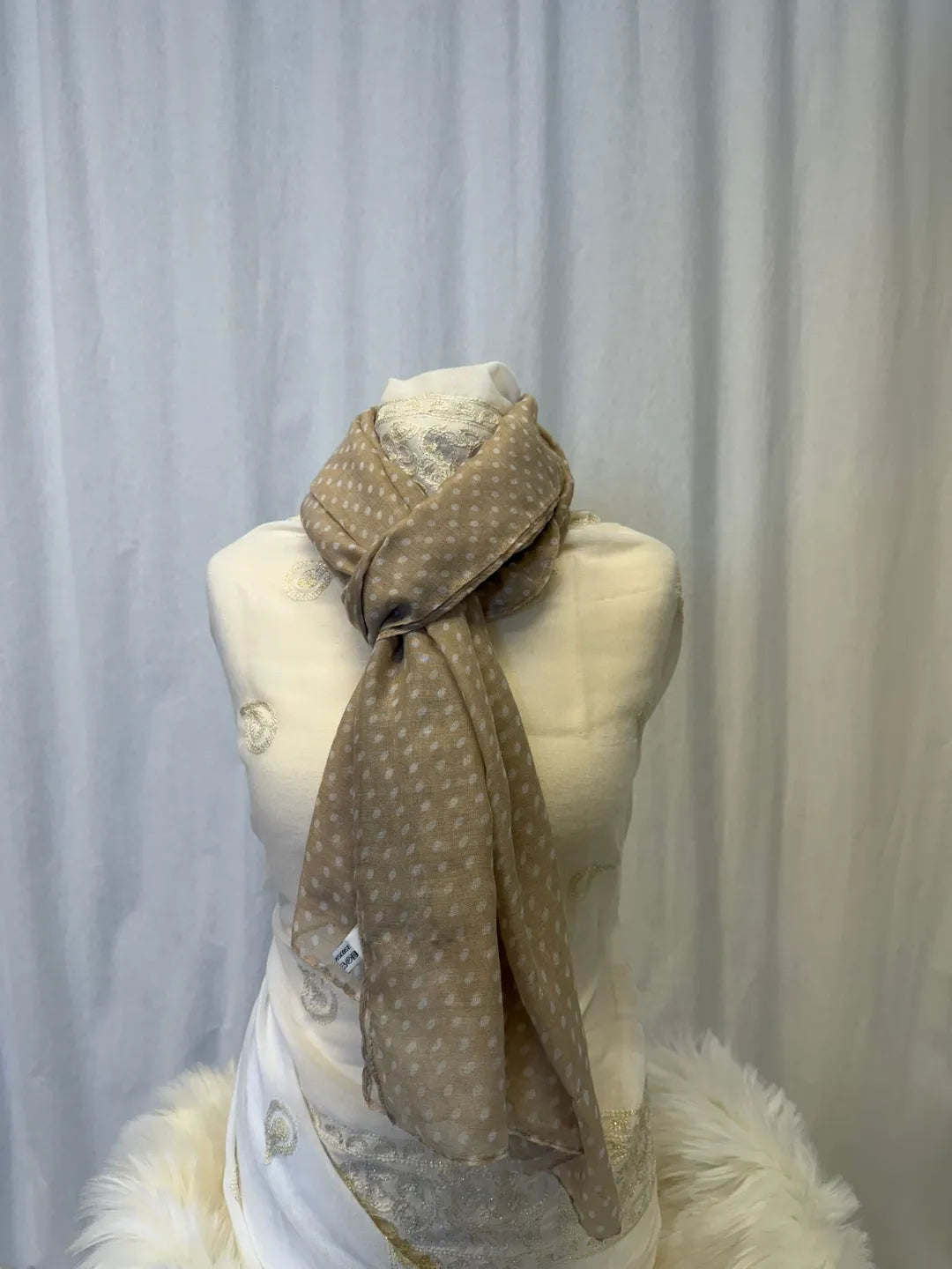 Kevyt huivi – Beige pilkut