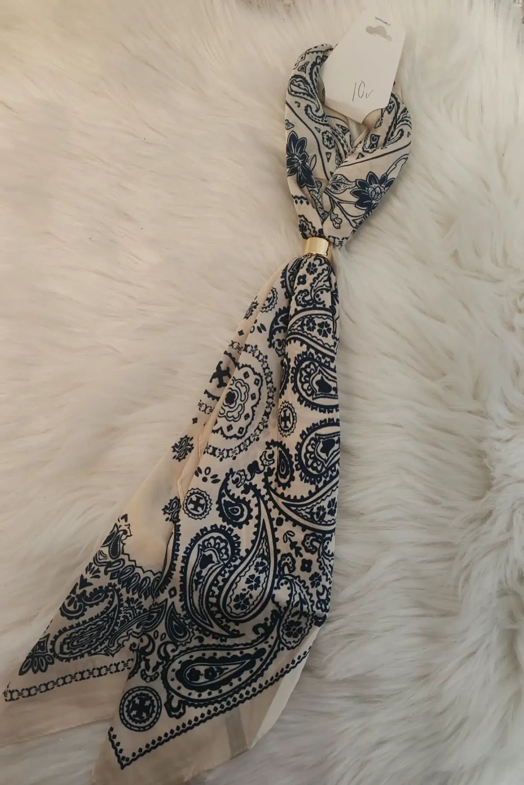 Paisley-huivi renkaalla