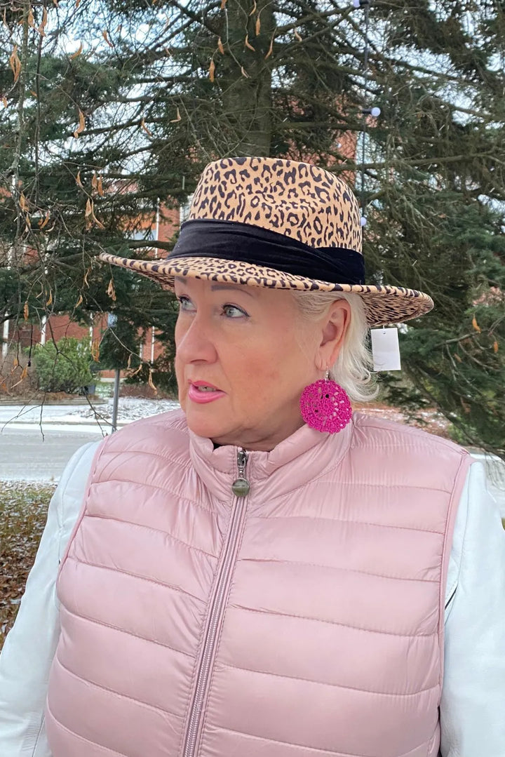 Huopahattu leopardi Essi