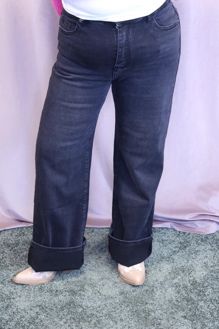 Leveälahkeiset farkut Eveliina