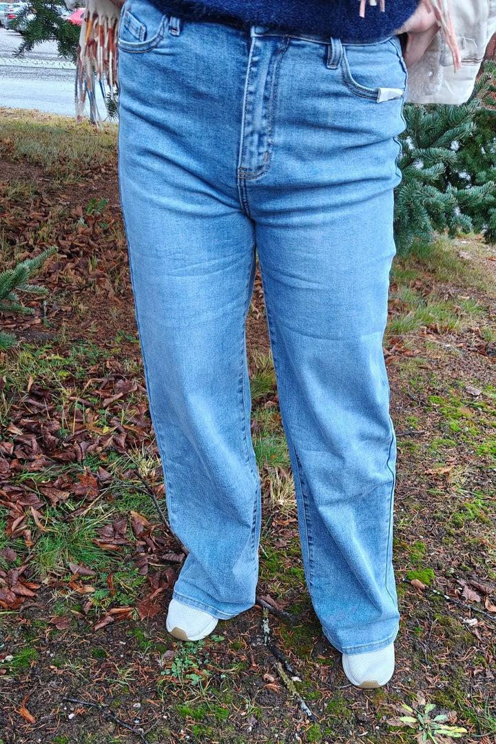 Leveälahkeiset farkut Eveliina