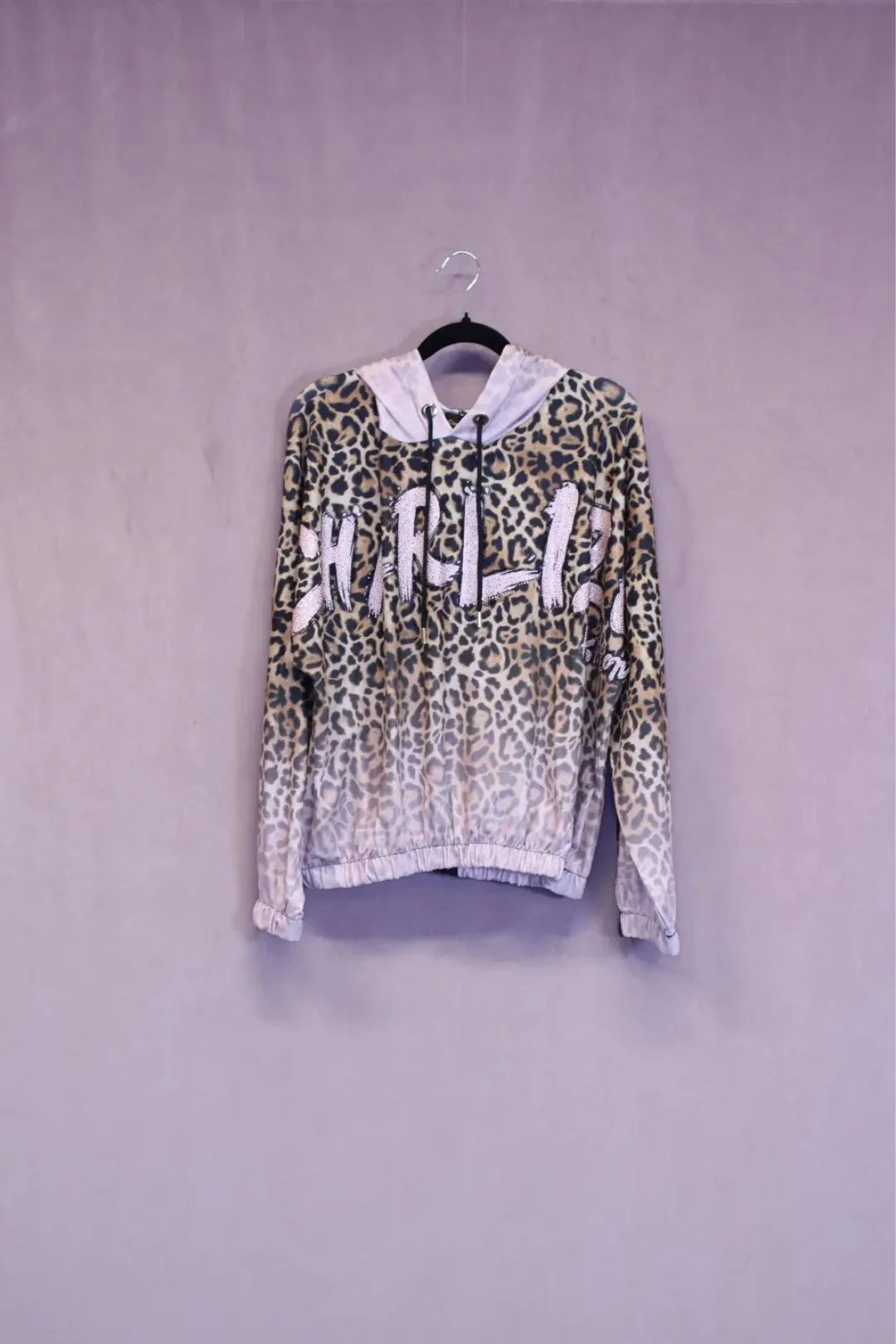 Liukuvärjätty leopardihuppari Julianna, kaunis leopardikuosi, rento ja mukava malli.