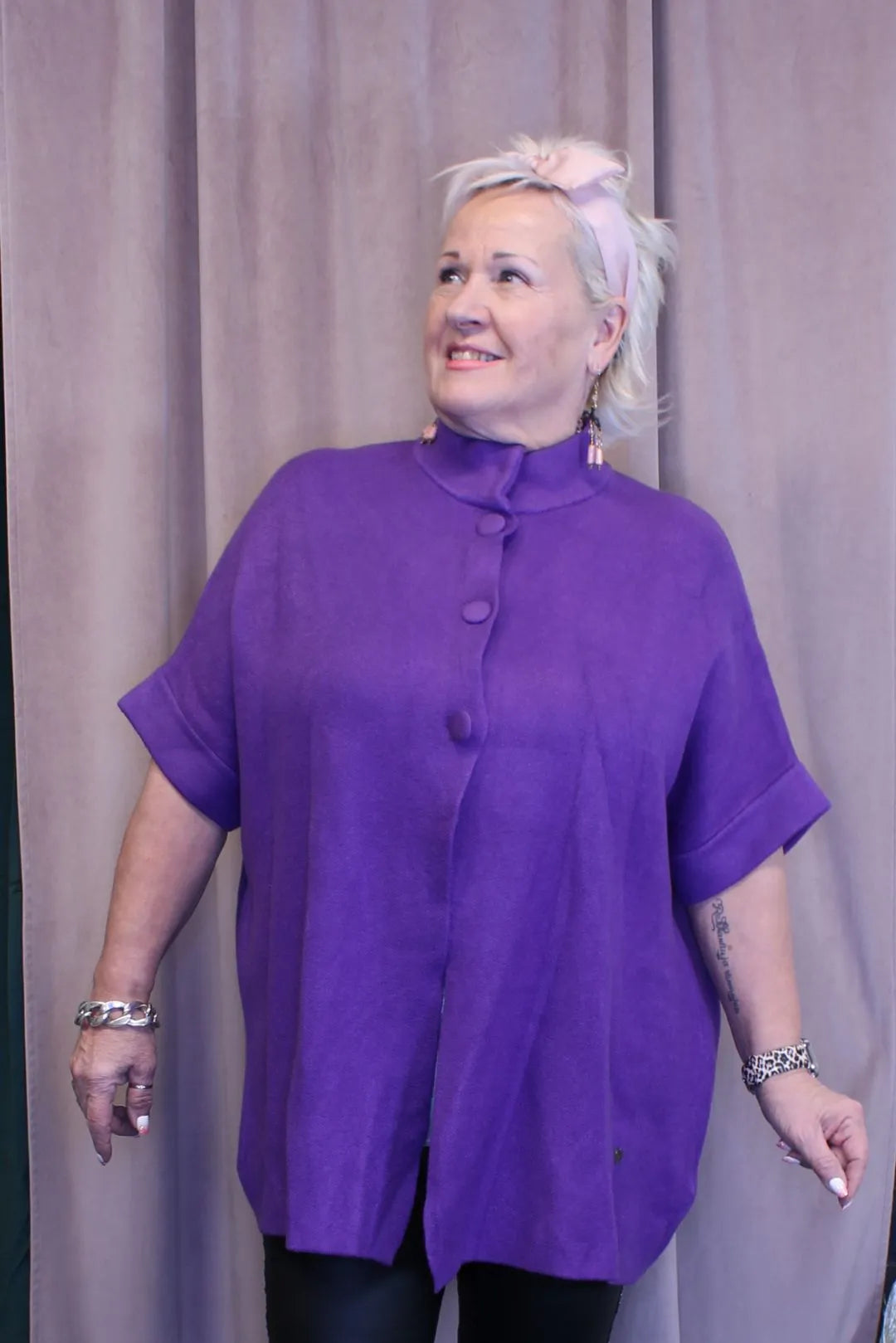 Lyhythihainen neule Anu, kaunis napillinen neule violetissa värissä, lyhyet hihat ja isot napit.