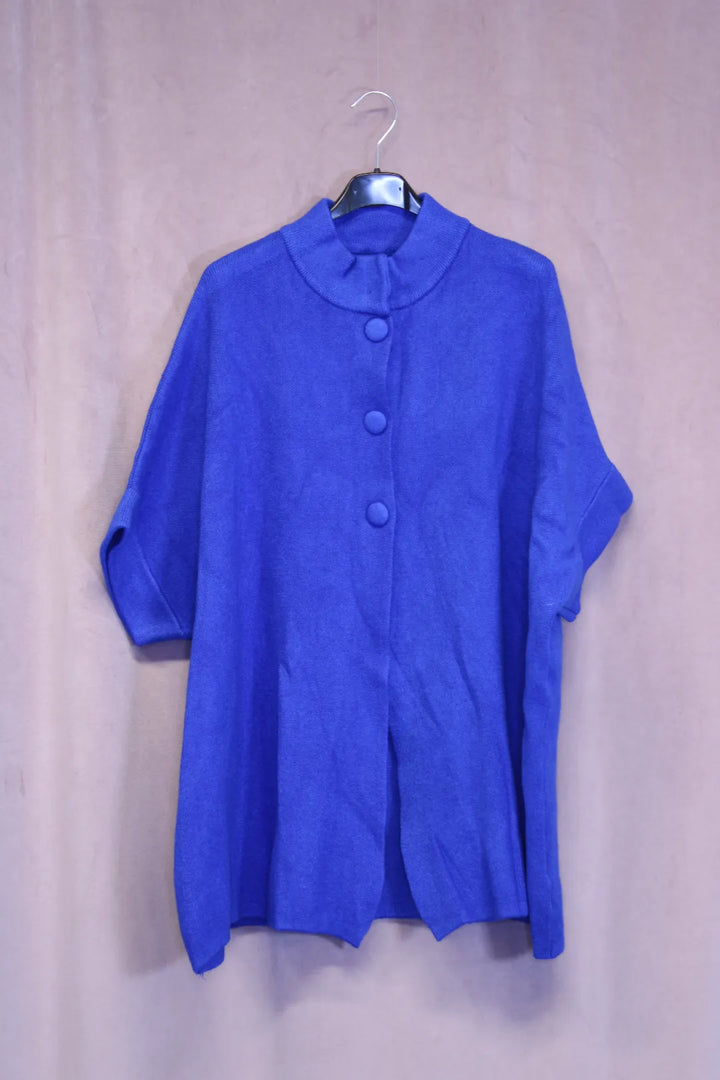 Lyhythihainen neule Anu, kaunis sininen neuletakki napilla, lyhyet hihat, kolmonen isoa nappia