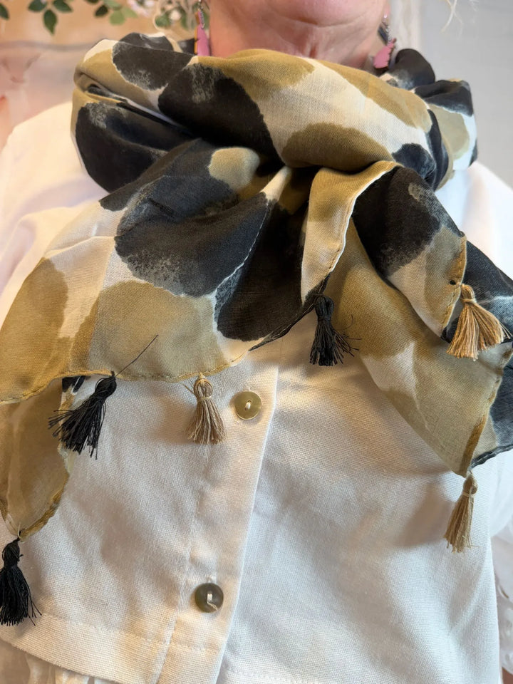 Huivi isolla pilkkukuosilla - Olivia