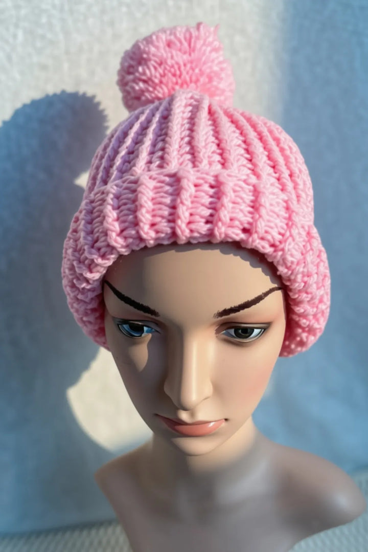 Neulottu pipo tupsulla – pinkki
