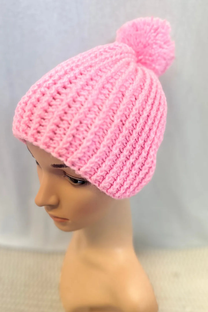 Neulottu pipo tupsulla – pinkki