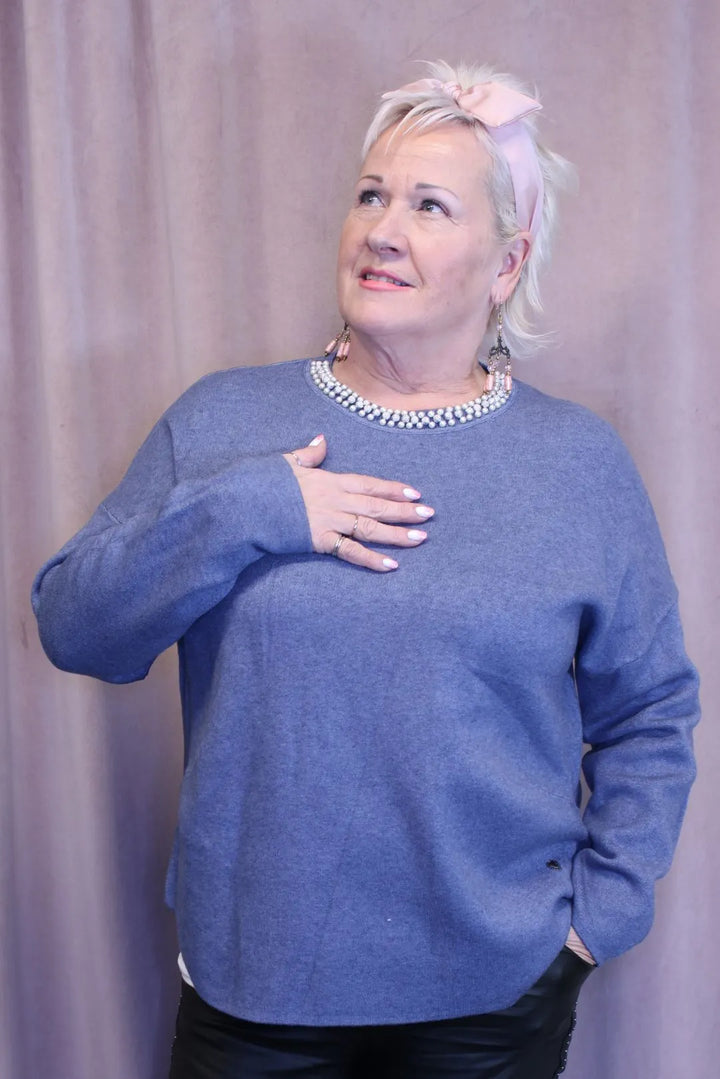 Neule helmikauluksella Aada