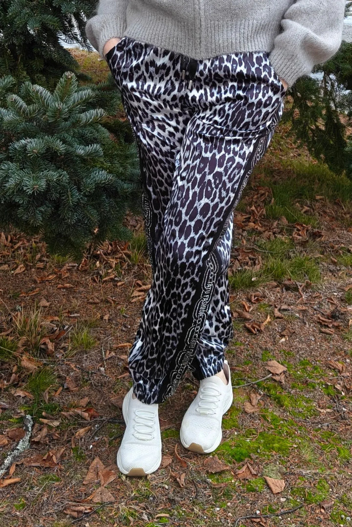 Satiinihousut leopardikuosilla, rento istuvuus ja kimallekoristeet, sopii upeasti arkeen.