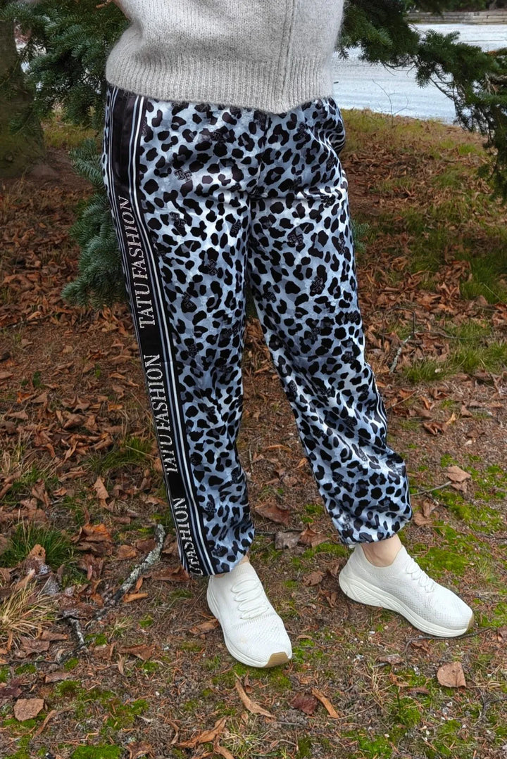 Satiinihousut leopardikuosilla // Piia