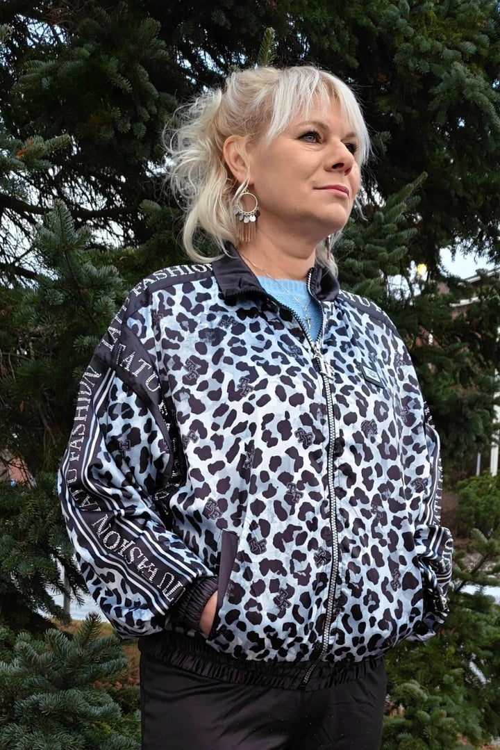 kaunis rento satiinitakki