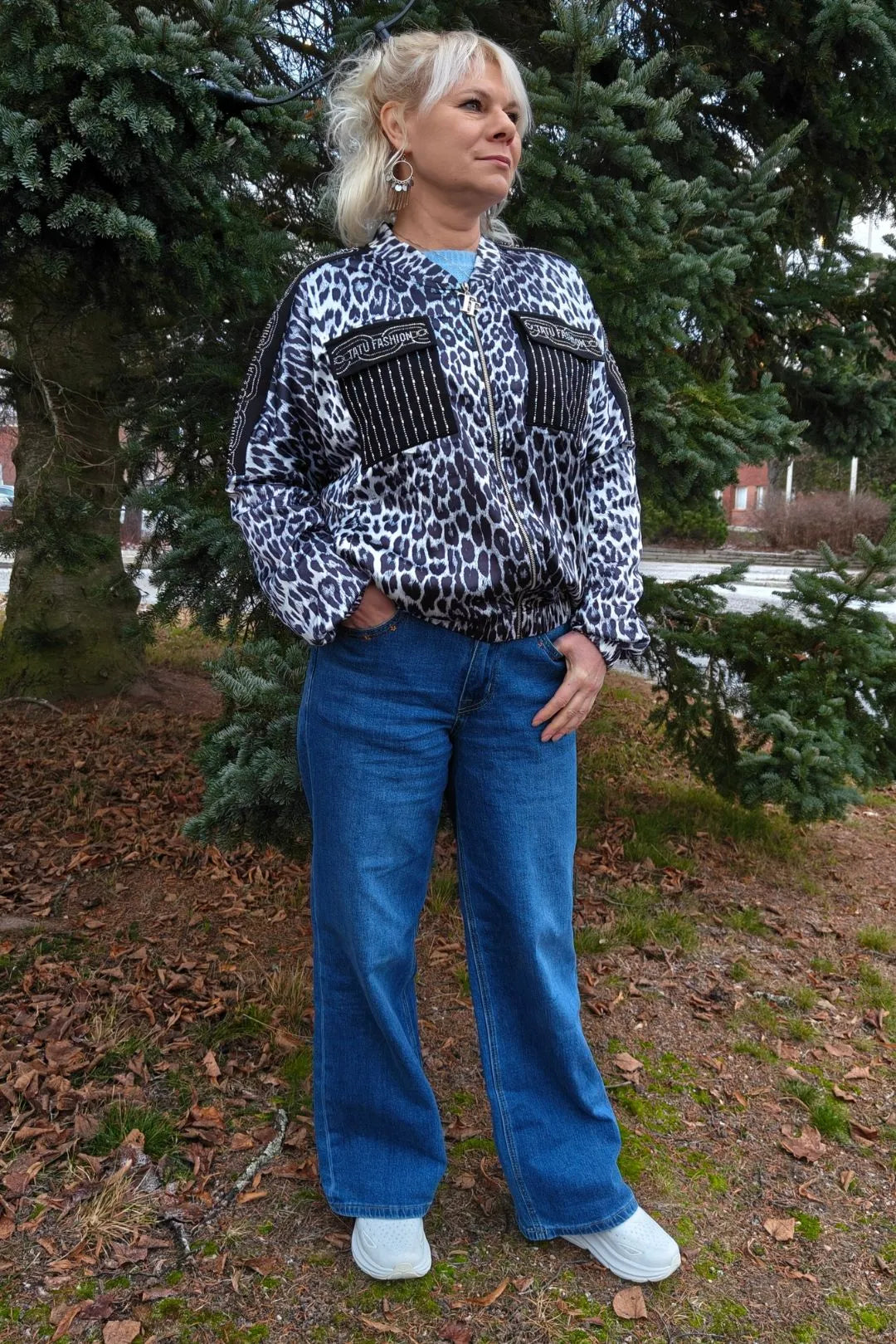 Satiinitakki leopardikuosilla - Rita, kevyt huppari kimallekoristeilla ja vetoketjukiinnityksellä.