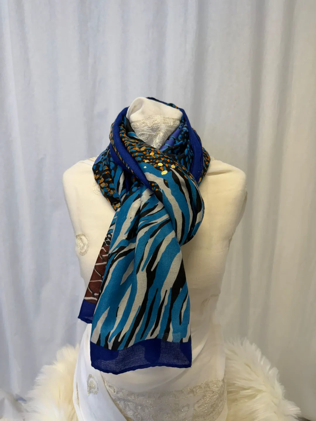 Sininen kuviollinen huivi