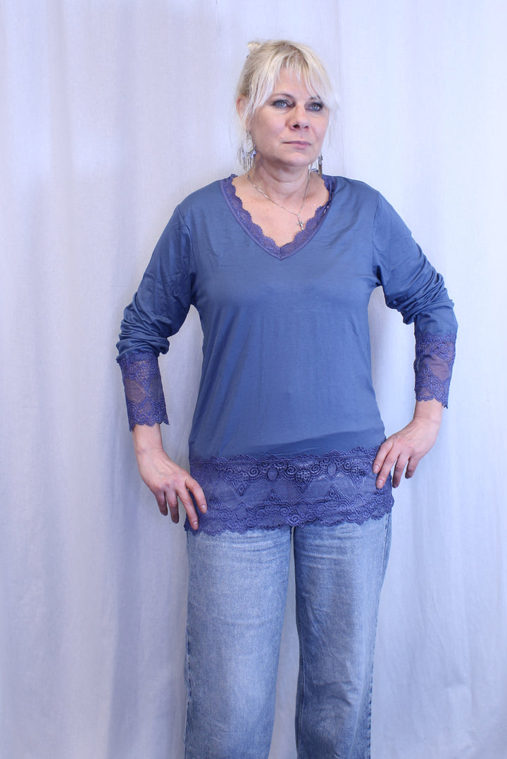 Pukeutumispaita pitsillä 40-44 Seela